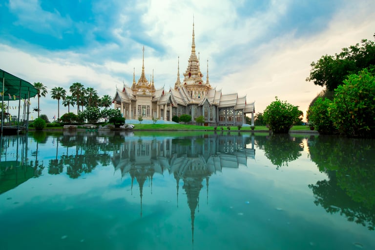 Thailändischer Tempel mit verzierten Dächern