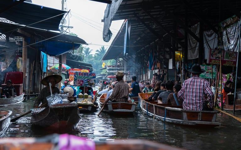 Schwimmender Markt mit beladenen Booten auf einem Kanal