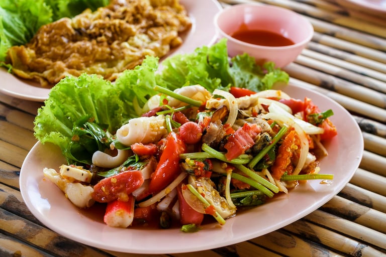 Thailändisches Gericht mit frischen Zutaten