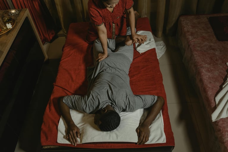 Traditionelle Thai-Massage in einem Wellness-Raum