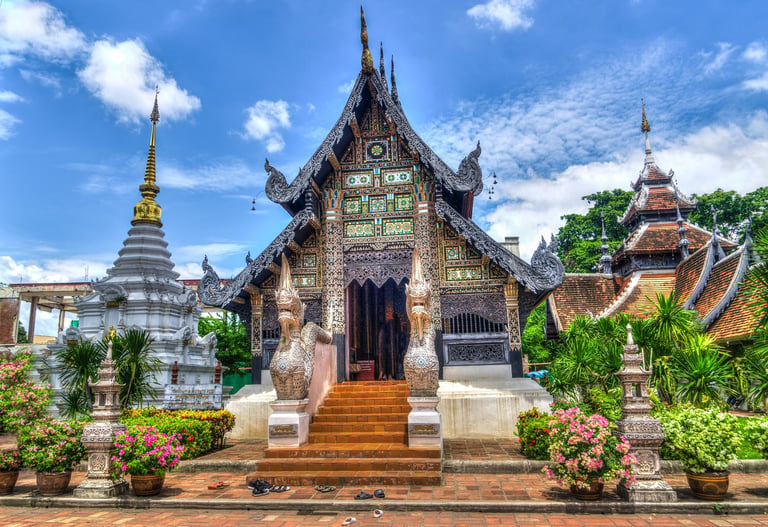Goldene Tempelanlage in Nordthailand